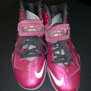 lebron james pink shoes
